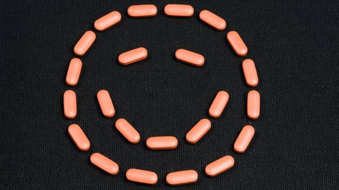 Счастливое лицо, сделанное таблетками