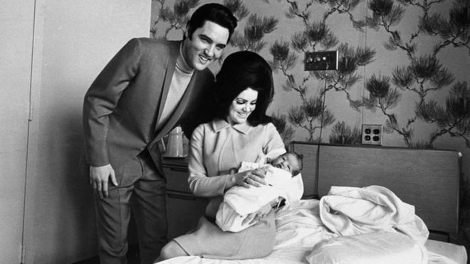 Элвис и Присцилла Пресли со своей дочерью Лизой-Мари в феврале 1968 года