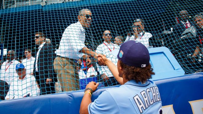 Стартовый кувшин Tampa Bay Rays Крис Арчер (22 года) пожимает руку Бараку Обаме перед игрой между сборщиками Tampa Bay Rays и кубинской сборной в Гаване