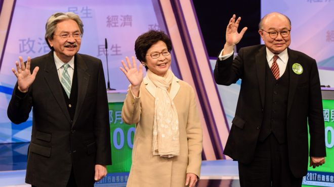 曾俊华（左）、林郑月娥（中）与胡国兴（右）在电视辩论现场（14/3/2017）