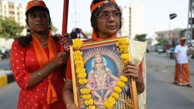 Mujer sostiene una imagen de Ayaappa durante una protesta pacífica contra la decisión de la Corte Suprema de India que permitía la entrada a mujeres al templo de Sabarimala en Kerala, en el área de Ahmedabad, en Naroda, el 14 de octubre de 2018.