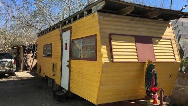 Uma casa-trailer estacionada na cidade de Escobares sob dia ensolarado