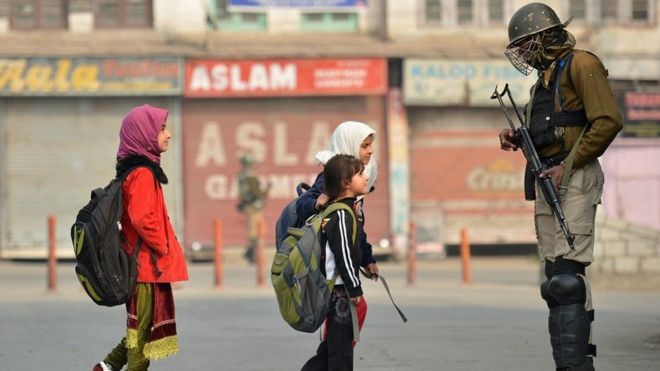 школьницы и вежливый человек