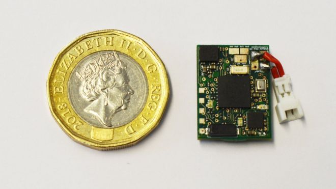 Маленький микрочип рядом с новой монетой за £ 1