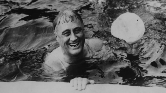 Roosevelt nadando depois de vencer as eleições presidenciais de 1932