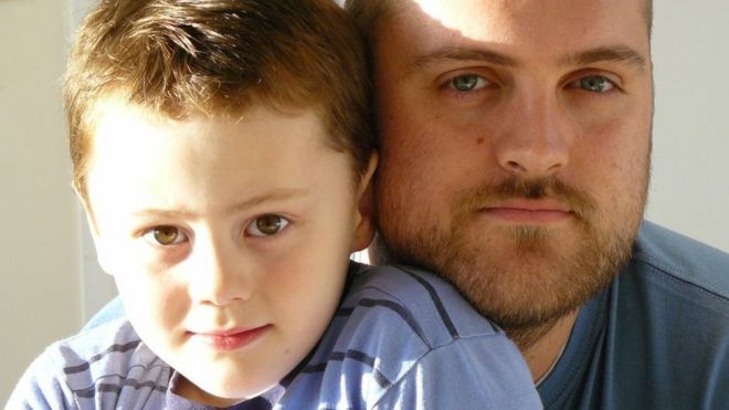 Elliot, que tiene autismo, con su padre, Ian.