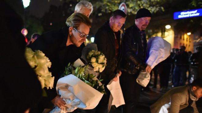 U2 возлагают цветы в концертном зале Bataclan, сцена одного из нападений