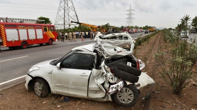 Индийские спасатели осматривают место происшествия на скоростной автомагистрали Мумбай-Пуна возле Шедунг Панвел, в результате которого 17 июня погибли 17 человек и 28 получили ранения