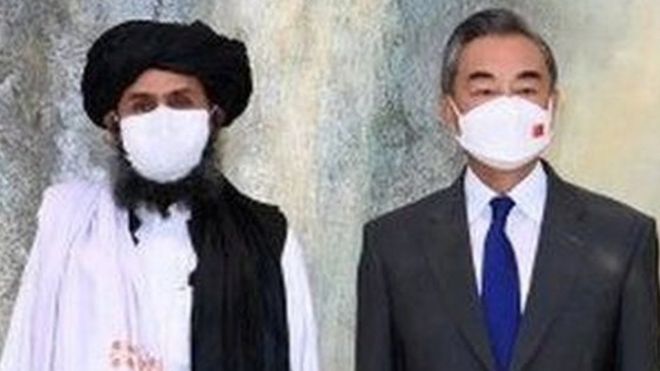 चीन के विदेश मंत्री तालिबान के नेता मुल्ला बरादर के साथ