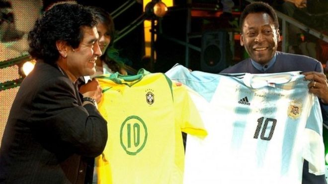 Maradona sostiene una camiseta de Pelé y Pelé sostiene una de Maradona