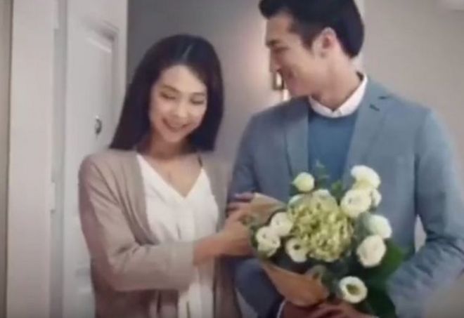 Китайская женщина позирует со своим парнем в скриншоте из анонса китайской рекламы Ikea