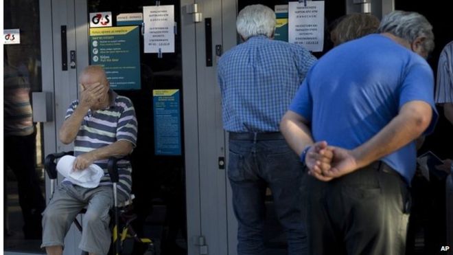 Пенсионеры стоят в очереди в греческом банке