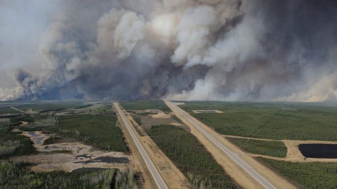 Огненный лесной пожар горит в Альберте, Канада