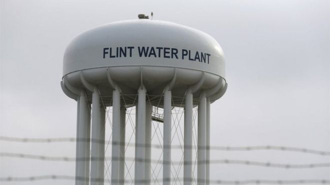 Верхняя часть башни водоросли Flint в Flint, Мичигане.