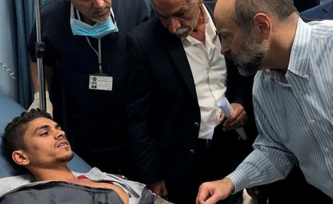 Премьер-министр Иордании Омар аль-Раззац (справа) посещает людей в больнице, Иордания, 25 октября 2018 года.