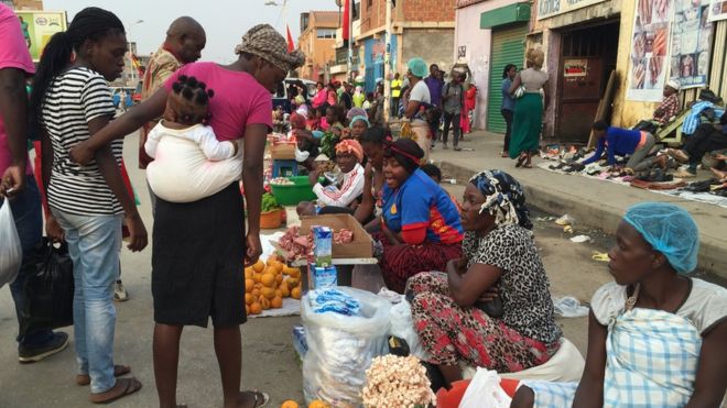 Рынок в Луанде, август 2017 г.
