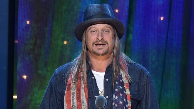 Kid Rock проводит Дешевый трюк на 31-й ежегодной церемонии открытия Зала славы рок-н-ролла в Центре Barclays 8 апреля 2016 года в Нью-Йорке.