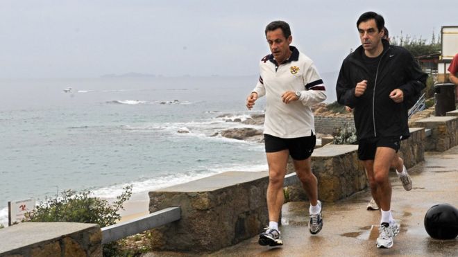 Тогдашний президент Франции Николя Саркози (слева) и Франсуа Фийон бегают трусцой