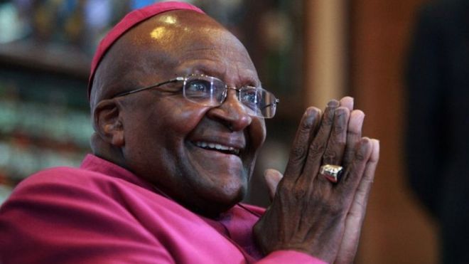 En 1984, Monseigneur Desmond Tutu, l’archevêque sud africain est honoré pour sa prise de position en faveur de la lutte contre l’apartheid.