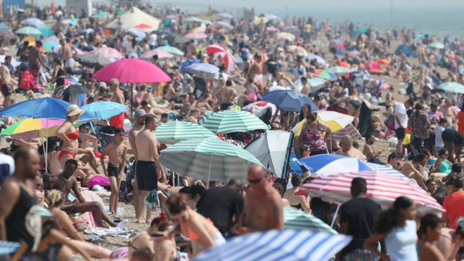 Людям нравится жаркая погода на пляже Саутенд в Эссексе. П.А. Фото. Дата съемки: суббота, 8 августа 2020 г.