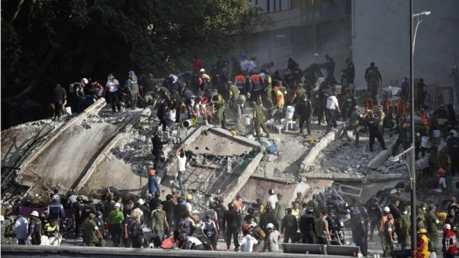 Bomberos y equipos de rescate buscan entre los escombros sobrevivientes del terremoto de 7,1 que golpeó a México.