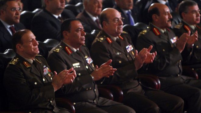 المجلس العسكري اتهم عنان بمخالفة قانون الخدمة وبالتزوير