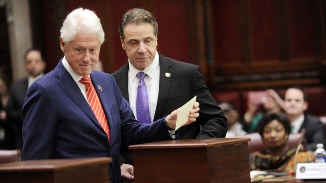Бывший президент Билл Клинтон (слева) голосует за президента в столице штата Олбани, штат Нью-Йорк