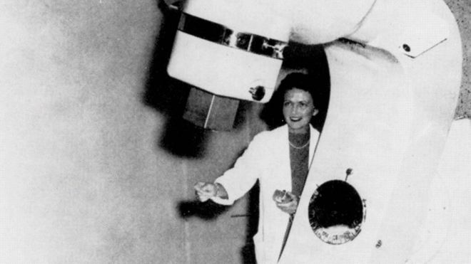 Dra. Vera Peters, fotografada com a "Cobalt X-otron", desenvolvida pela equipe científica do Ontario Cancer Institute, 1958