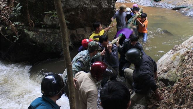 Аварийные работники спустились по водопаду, чтобы забрать тела