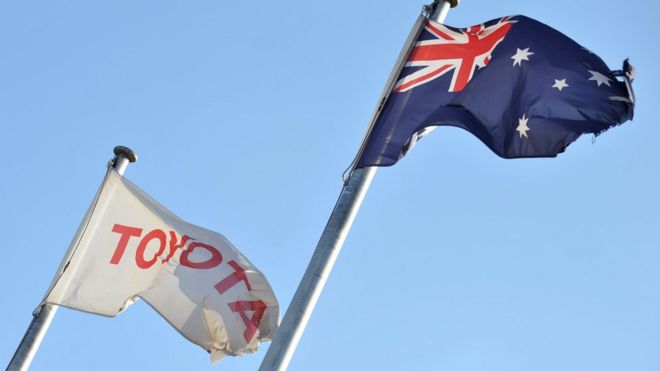 Флаг Тойота развевается рядом с австралийским флагом