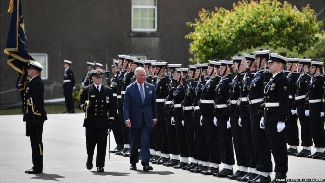 Принц Уэльский осматривает почетный караул во время посещения военно-морской базы Корк