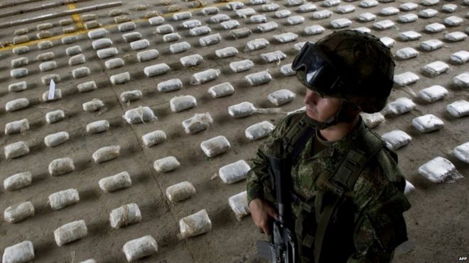 Колумбийский солдат с мешками изъятого кокаина в Чоко