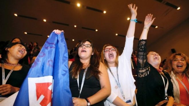 Женская кампания за перемены у здания чилийского конгресса в Вальпараисо
