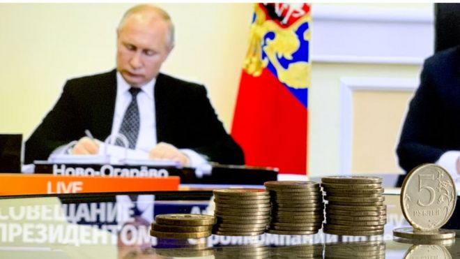 Putin detrás de monedas