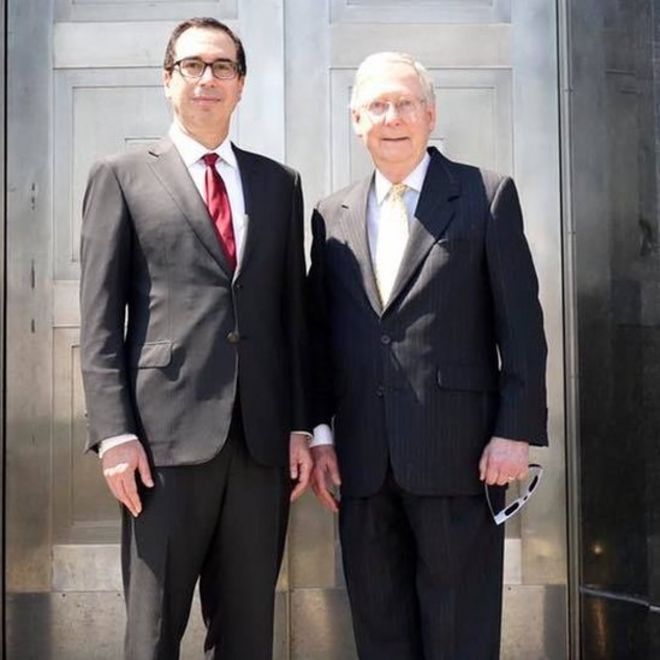 Лидер большинства в Сенате Митч Макконнелл и министр финансов Стивен Мнучин в Форт-Нокс, согласно фотографии, размещенной г-ном Макконнеллом