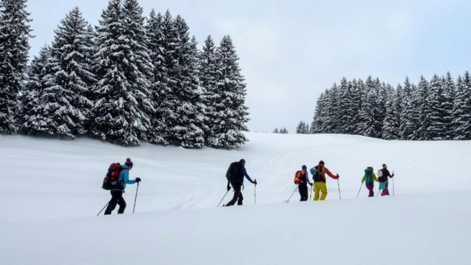 Люди на лыжной прогулке в австрийских Альпах