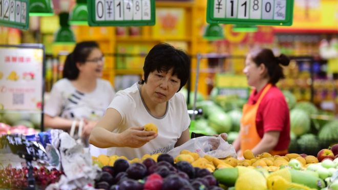 Покупатели в супермаркете 9 июня 2018 года в городе Фуян, провинция Аньхой Китая.