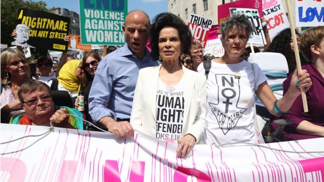 Bianca Jagger (centre) joins protesters for the "Stop Trump" Women"s March