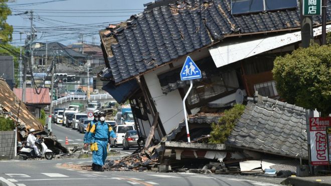 Вид сверху ущерба от землетрясения в жилом районе в Кумамото