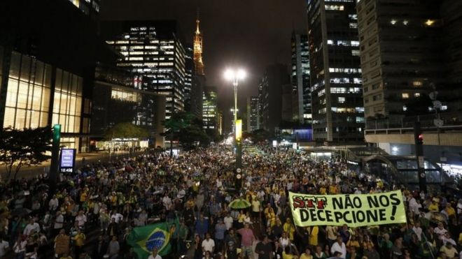 Демонстранты против бывшего президента Бразилии Луиса Инасиу Лула да Силвы проводят акцию, требуя, чтобы его посадили в тюрьму, в Сан-Паулу, Бразилия, 3 апреля 2018 года.