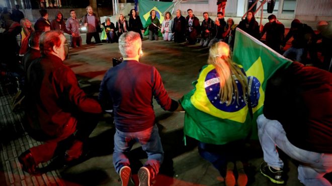 Сторонники кандидата в президенты Бразилии Жаира Больсонаро проводят бдение на Авенида Паулиста в Сан-Паулу, Бразилия, 6 сентября 2018 года.