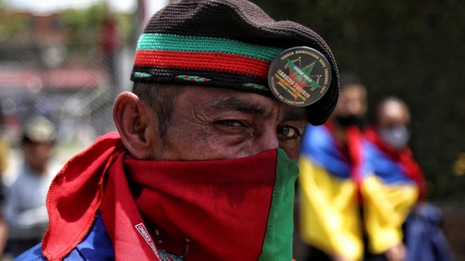 Un miembro de una comunidad indígena participa en las protestas en Cali, Colombia, 5 de mayo de 2021