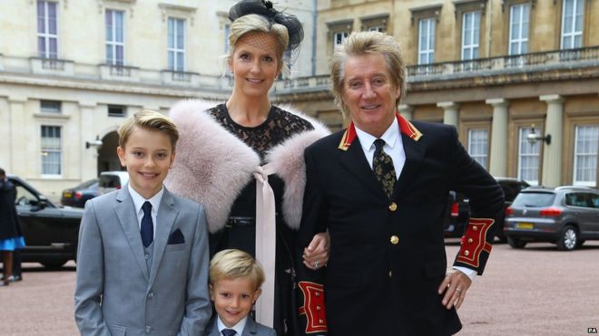 Sir Rod Stewart bersama istri dan dua anaknya.
