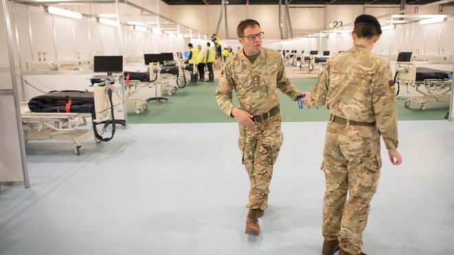 Военнослужащие видели в ExCel London, во время его переоборудования во временную больницу NHS Nightingale, состоящую из двух палат, каждая из 2000 человек, для помощи в борьбе со вспышкой коронавирусной болезни (COVID-19) в Лондоне