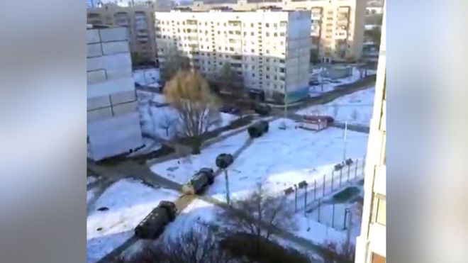 Fotograma de un video verificado de Telegram que muestra camiones rusos entrando en Járkov el 27 de febrero de 2022.