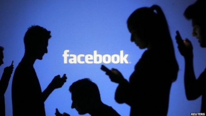 Логотип Facebook и люди, силуэты с их телефонами