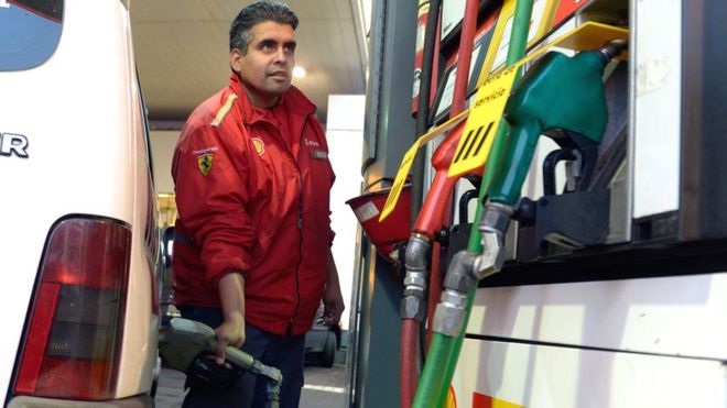 Vehículo cargando combustible en estación de servicio en Buenos Aires