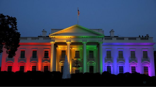Год назад Белый дом был освещен в радужных тонах, чтобы ознаменовать решение Верховного суда по однополым бракам