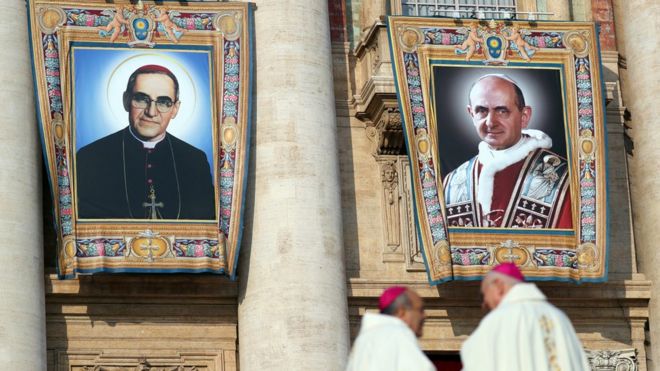 Папа Павел VI (r) и архиепископ Сальвадора Оскар Ромеро (l) перед мессой предстают перед канонизацией в Ватикане