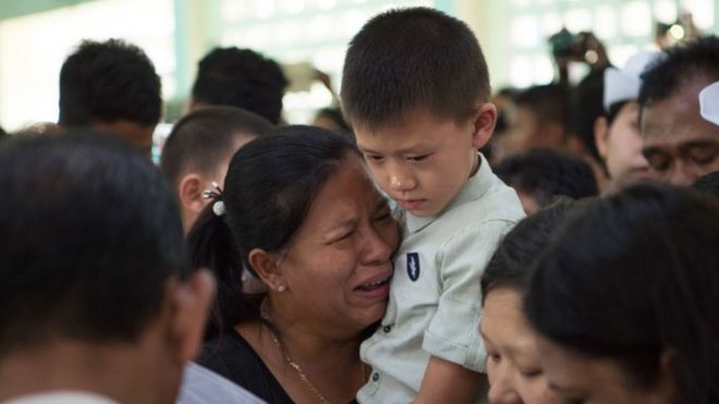 Родственники Не Вин, который был застрелен возле аэропорта Янгона, пытаясь остановить боевика, убившего Ко Ни